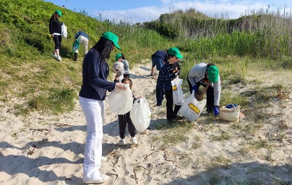 Garbage collection in the beach of O Vilar, in the parish of Covas